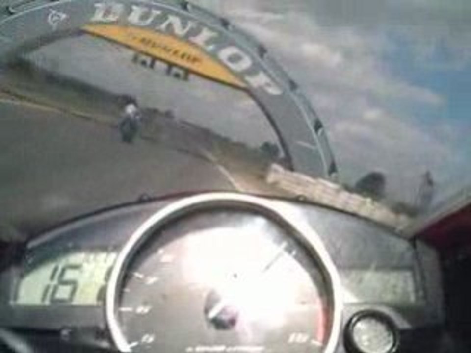 Video R1 et Gsx R au circuit Carole on board le 11 Aout 2008