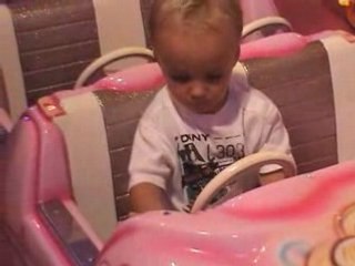 A la fête: Jules adooooore la barbe à papa!