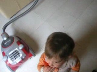 Gabriel marche une tomate dans la main