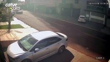Câmera flagra batida entre carro e moto no Centro