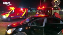 Cobalt para fora da pista após forte batida contra Vectra no Bairro Esmeralda