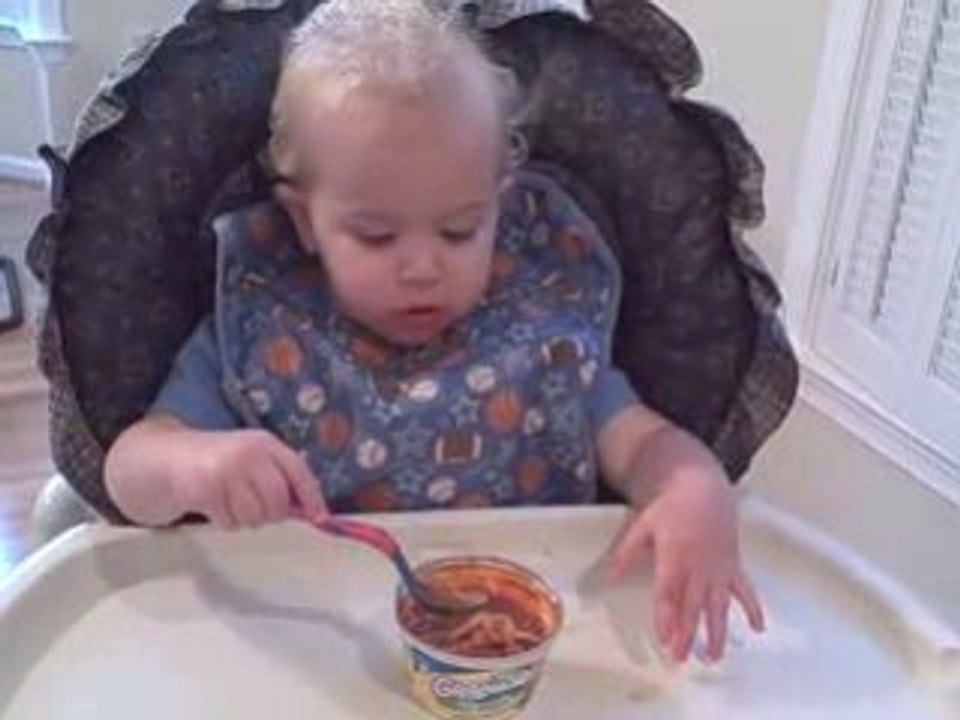 Garrison mange des spahettis bolo proprement!! Si si!!