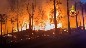 Incendio in un camping di Peschiera del Garda: il video dei vigili del fuoco