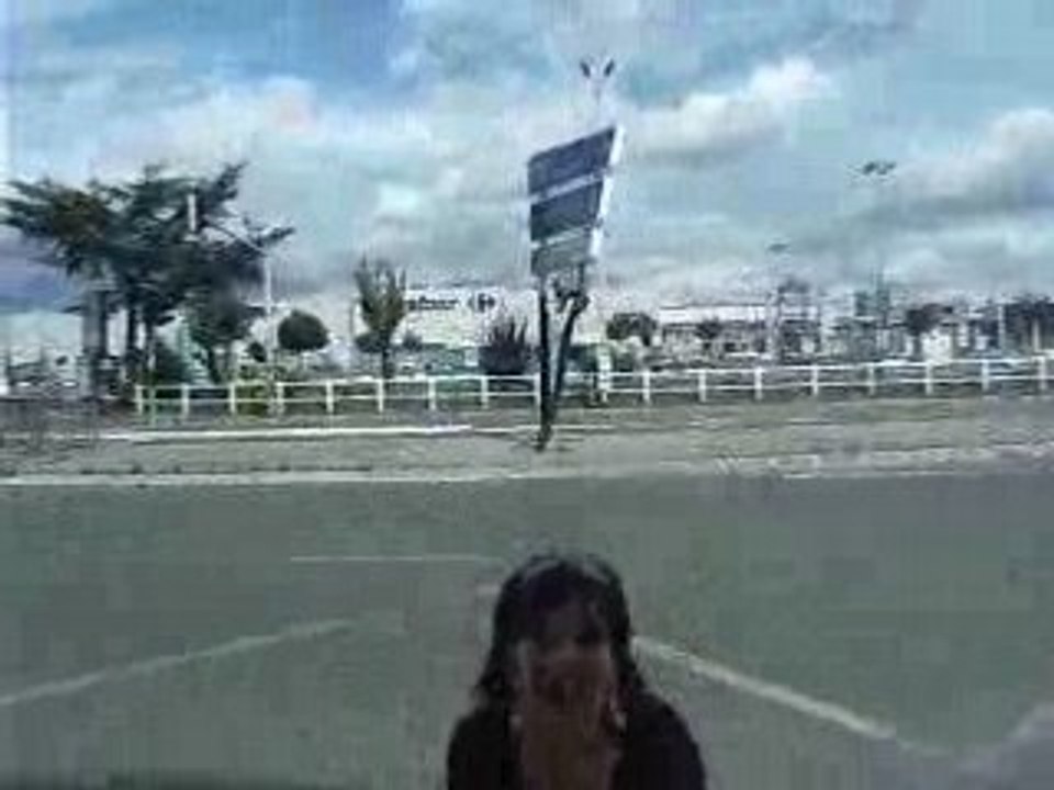 lla pholle qui attend le bus