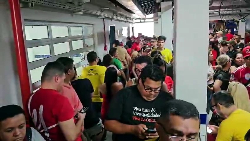 Candidato ao governo do Ceará, Zé Batista na fila para votação