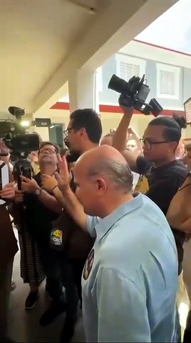 Candidato a vice-governador, Roberto Cláudio vota em Fortaleza