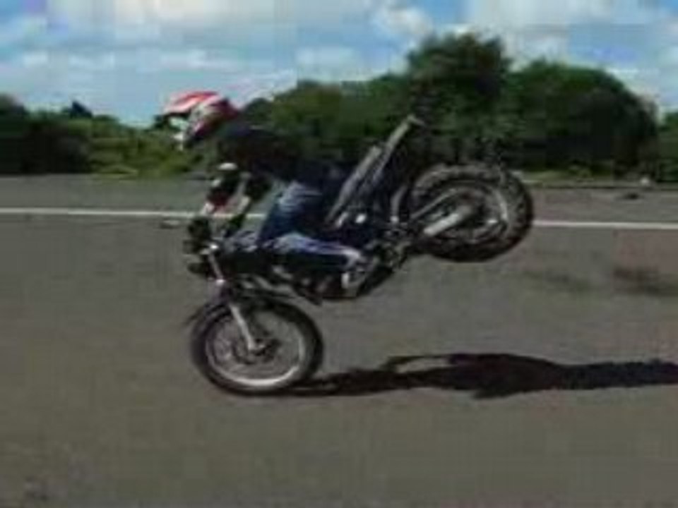 YAMAHA TW STUNT VIDEO - DAFY MOTO ST BRIEUC (22)