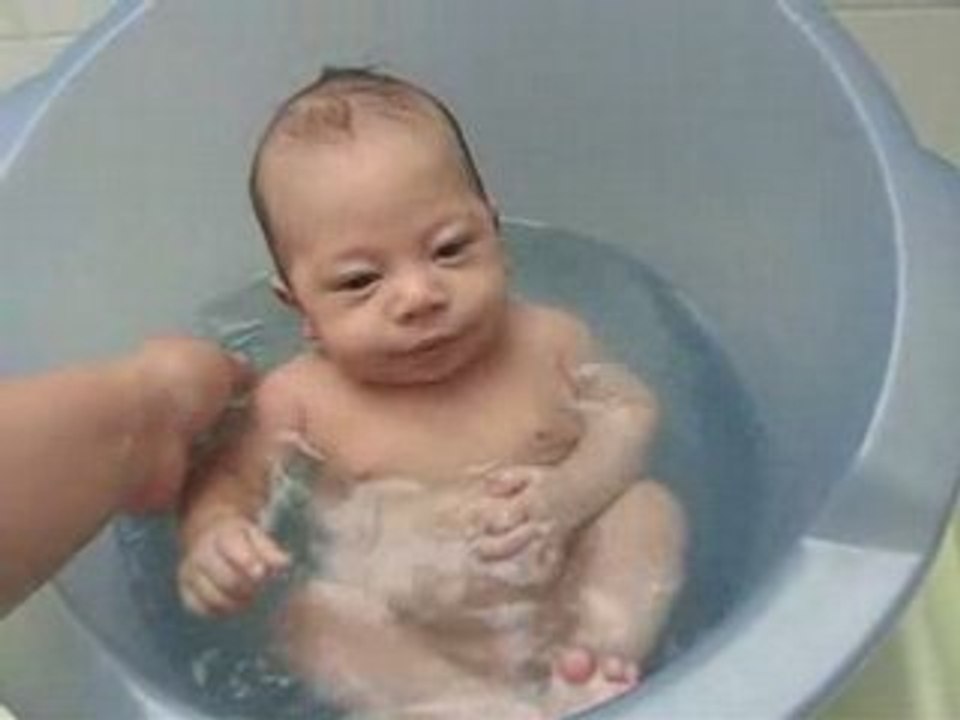 Le bain de Mahé en Shantala. 01.11.07