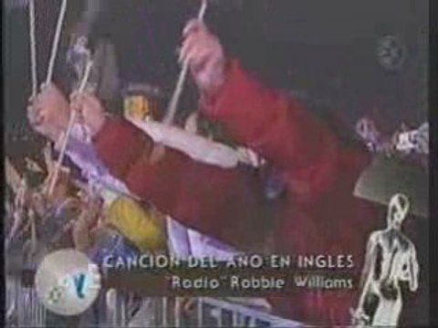 Rbd - beso de anahi con robbie williams en premios oye