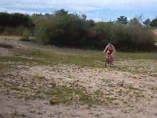 saut en vélo dans l'eau david