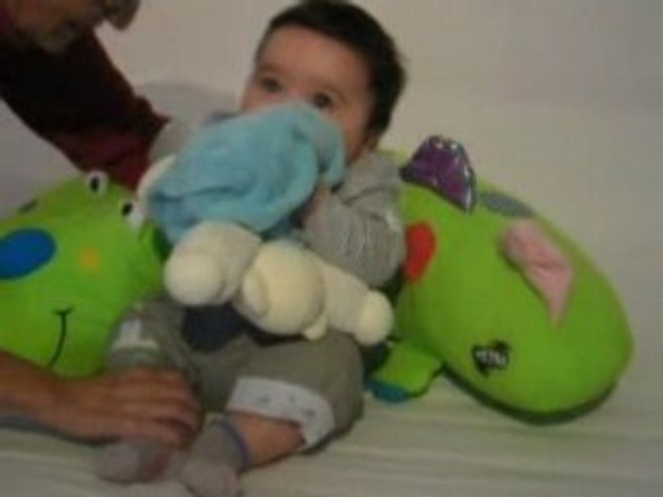 Matheo - 5 mois 3 semaines - apprend a s'asseoir