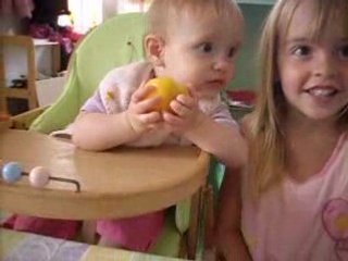 Orlane mange une peche