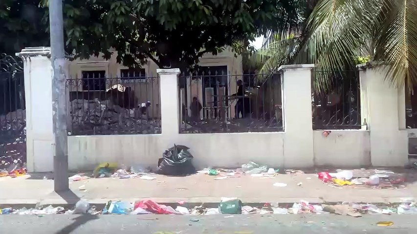 Avenida da Universidade amanhece com grandes quantidade de lixo após primeiro turno de votações