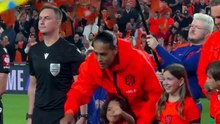 Van Dijk com o filho nas 100 internacionalizações