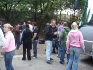 Petit déjeuner en musique devant le bus de la Decibel