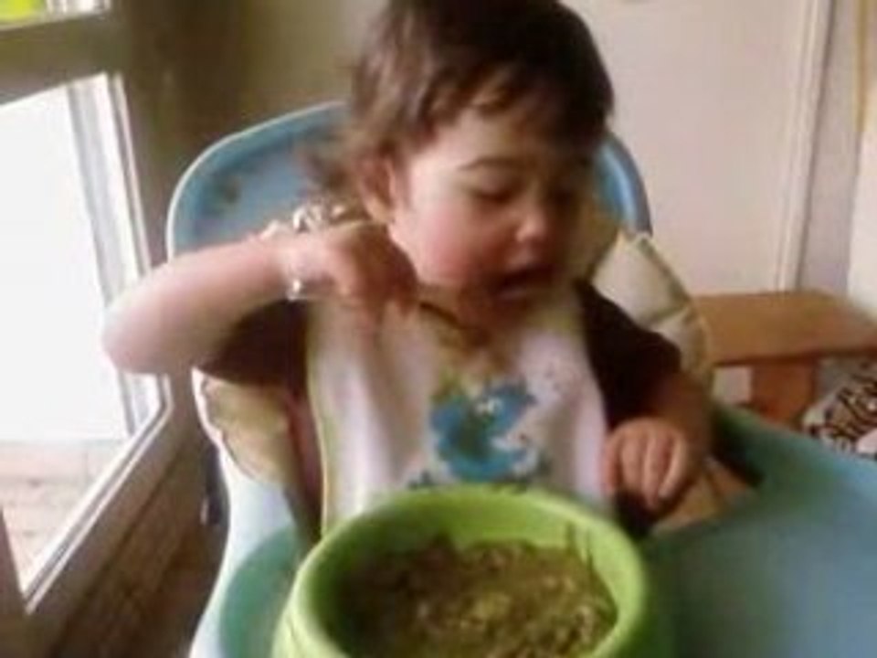 rafael apprend à manger à l'appart T3 d'Arlac SV_A0059