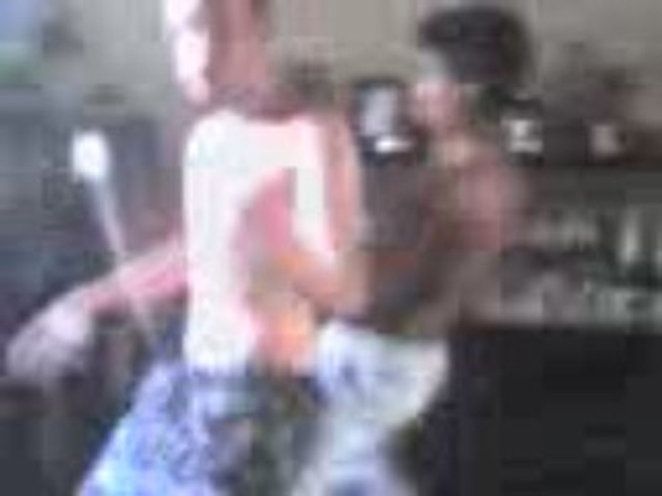 mort de rire le versuce tecktonik qui fini a la rache