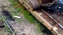 Hooking up the trailer (Engate na prancha com trator)