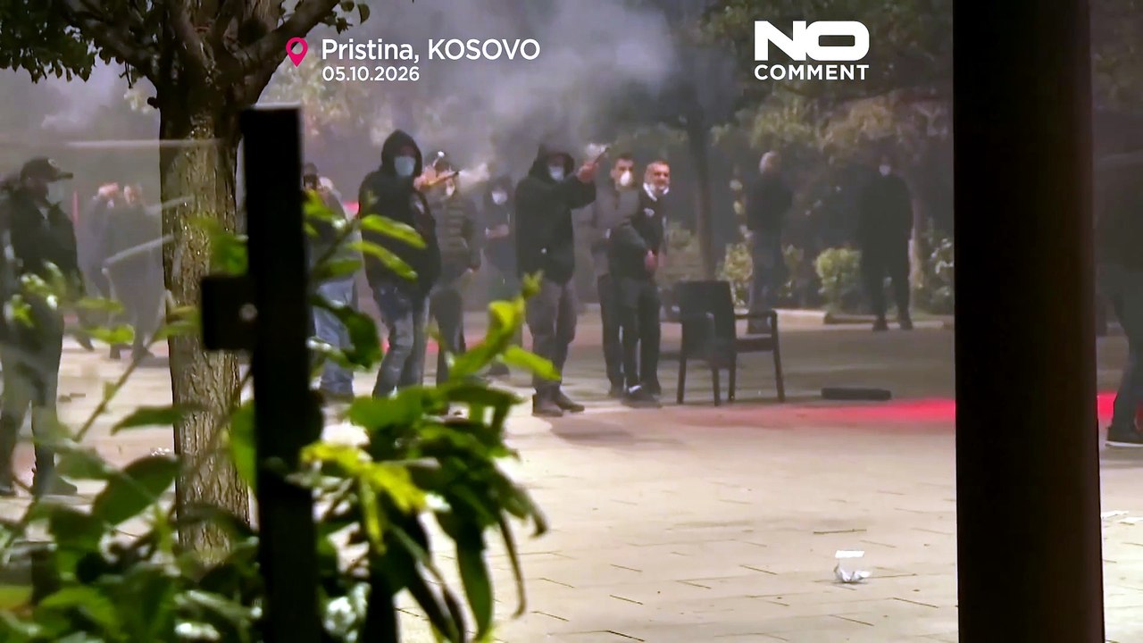 Pristina: polizei setzt tränengas und wasserwerfer gegen demonstrierende ein