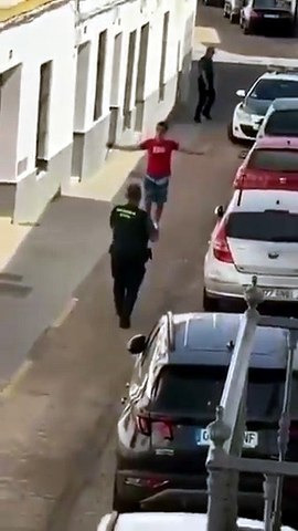 Mata pais com halter em Espanha. Há dois anos ameaçou policia com faca