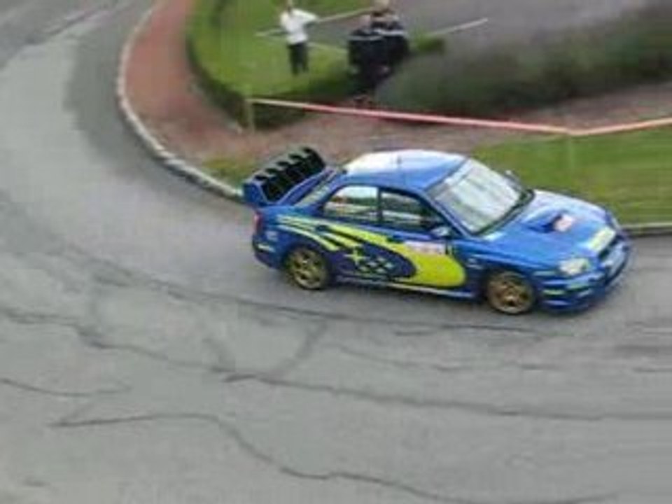 Subaru impreza qui prend ses virages tout en dérapages