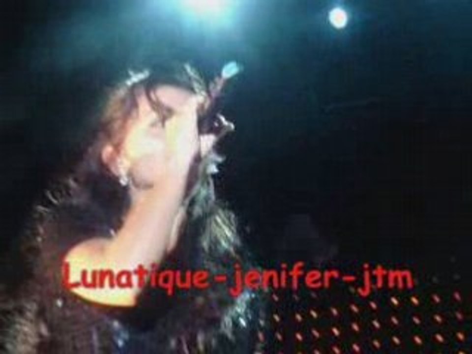 Portrait d'une femme heureuse chanté devant moi par jenifer