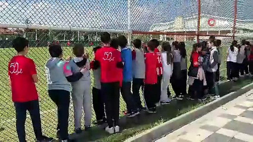 Çocuk taraftarların Boluspor heyecanı: 40 öğrenciye imzalı forma | Ajansspor | IHA