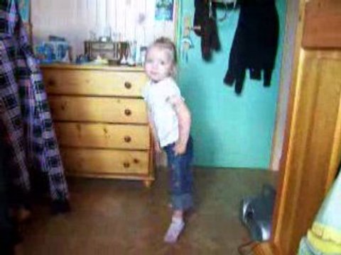 Un bébé de 2ans ki fé dla tecktonik!!