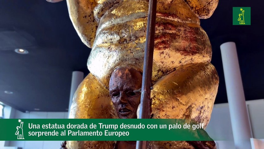 Una estatua dorada de Trump desnudo con un palo de golf sorprende al Parlamento Europeo