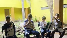Trompetas Grupo 1 alrededor de ti ejecución