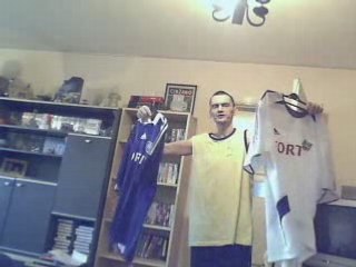 Joharno montre ses dvd chez lui