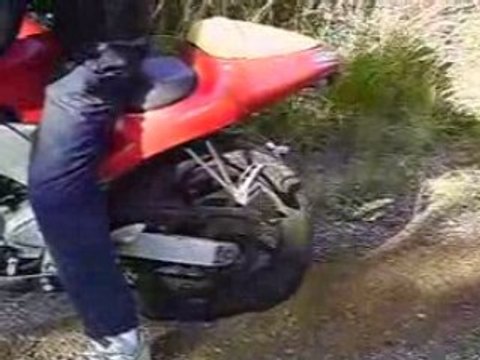 burne moto avec pneu qui fume