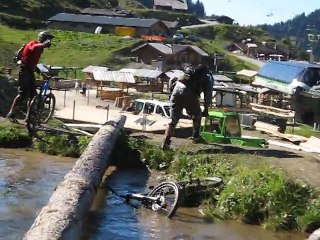 Gamelle de Pierre sur la vache