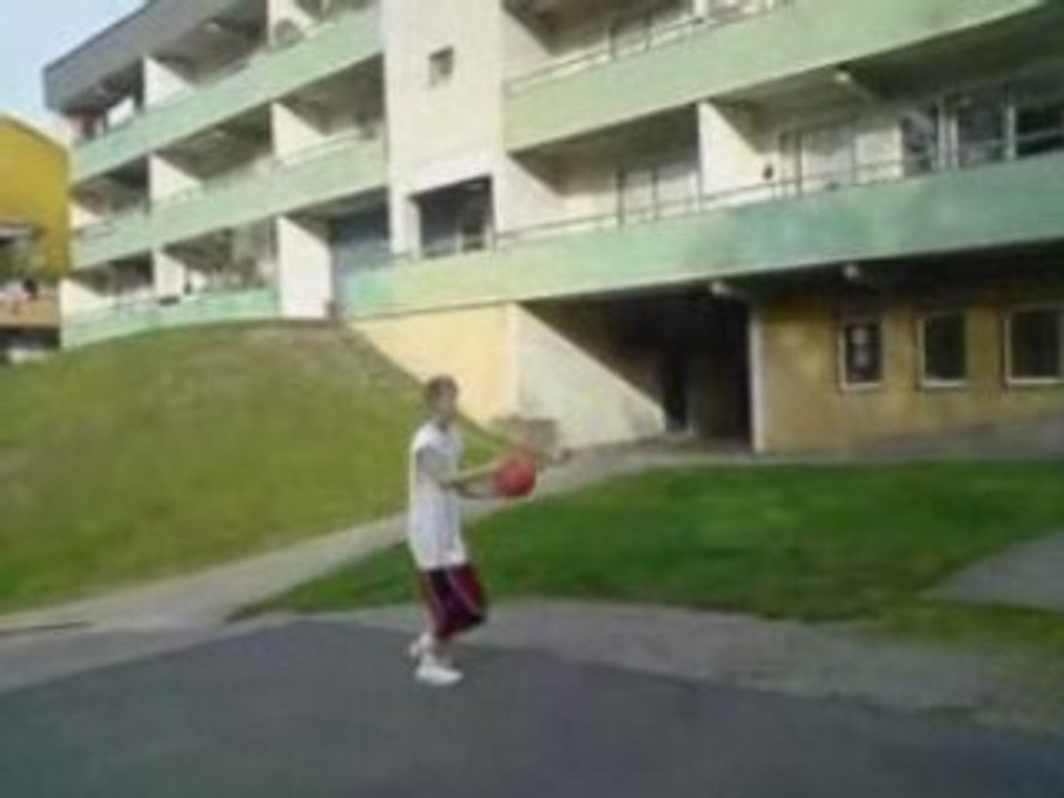 Emil och Jonathan på basketplanen
