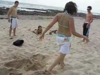 Nadège qui sort du sable