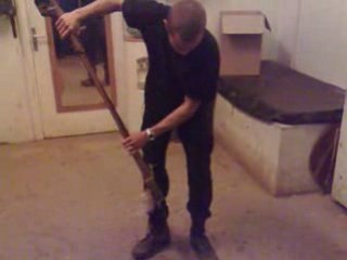 regis joue avec une pile a boeufs