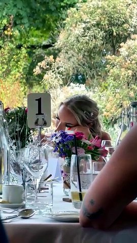 "Sempre sonhei". Mulher com cancro da mama terminal faz casamento sozinha