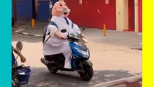 ¡Ahora es repartidor! Captan al Dr. Simi llevando pedidos hasta los domicilios