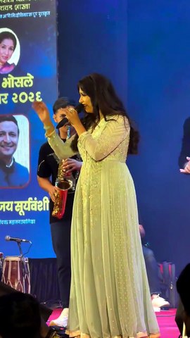 Shreya Ghoshal's performance on Mere Dholna| Live In Concert