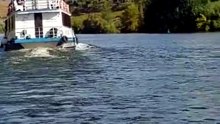 Embarcação encalha em zona rochosa da barragem do Carrapatelo em Resende