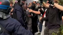 Autarca coloca-se entre estudantes e polícias durante protesto em Paris