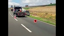 Caminhão tombado