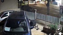 Motorista perde controle de carro e quase atropela cinco pessoas em Cascavel