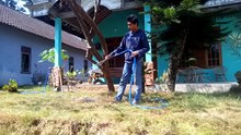 Kegiatan Vlog_Dokumenter untuk menyiram halaman rumah yang ada rumput vanilla (Rumput rapi)