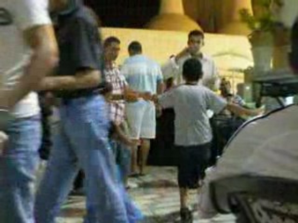 Yasmine Hammamet centre ville jeune garçon chante & danse