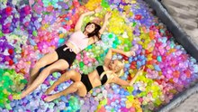 10,000 globos de agua en una alberca de pelotas!