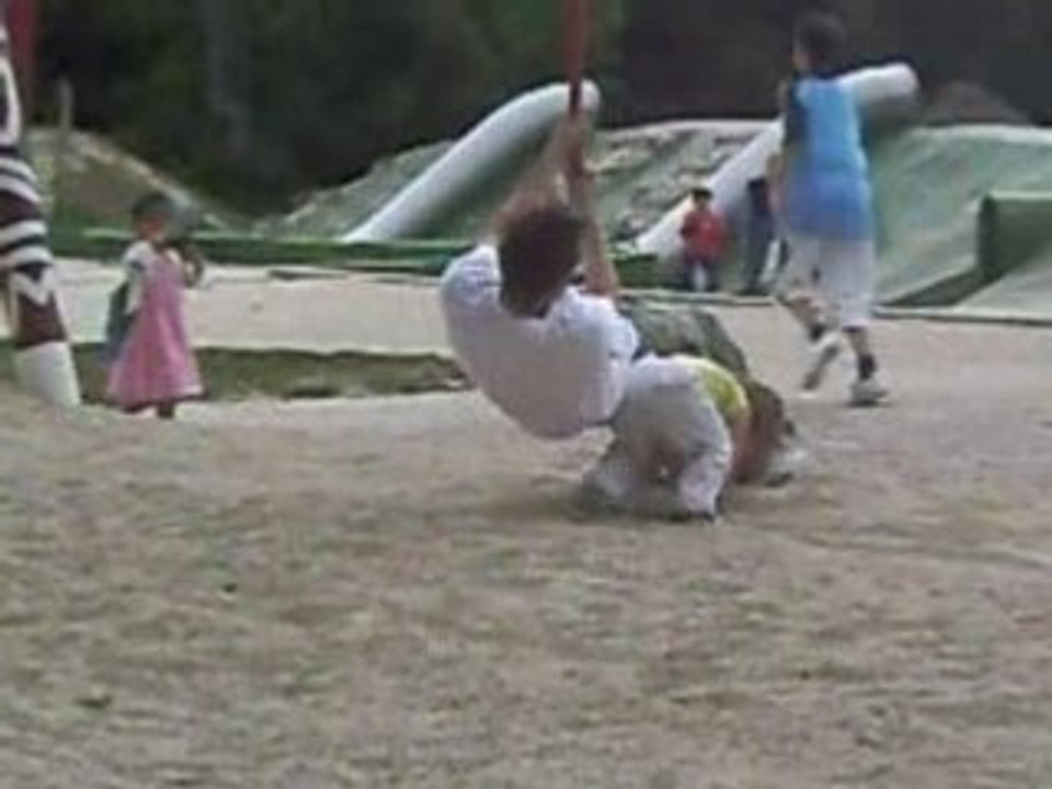lou a la balancoire