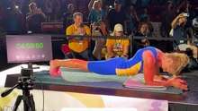Avó de 61 anos supera o próprio recorde mundial e faz prancha durante 5h