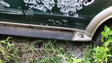 ¡Un cuchillo que dispara contra la puerta de un auto!