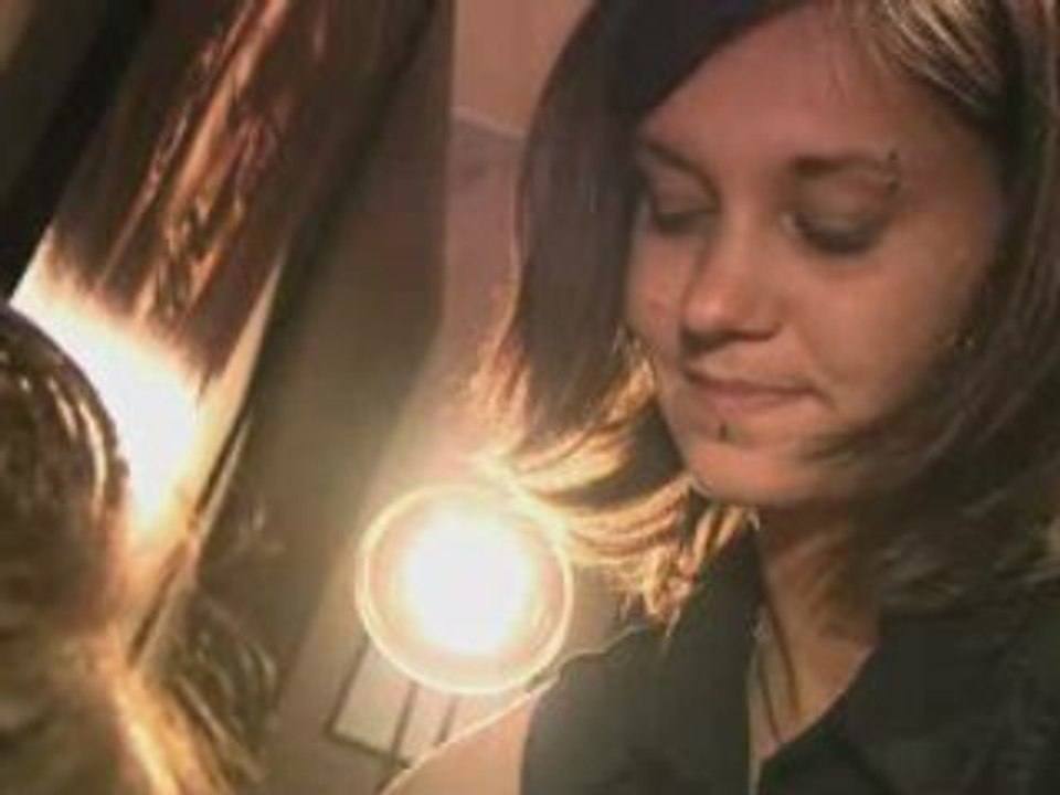 Samantha Secret Story fait des piercing au Vip Tattoo